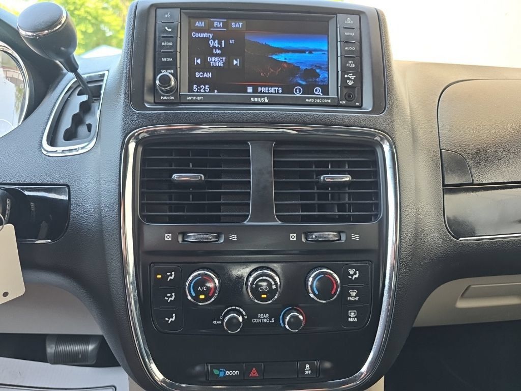 Used 2018 Dodge Grand Caravan SXT w/ Rear Park Assist Package FWD image 17