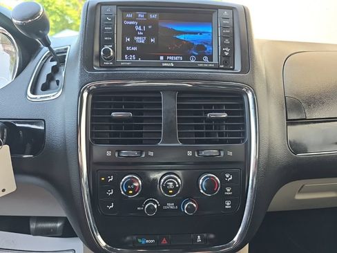 Used 2018 Dodge Grand Caravan SXT w/ Rear Park Assist Package FWD image 17