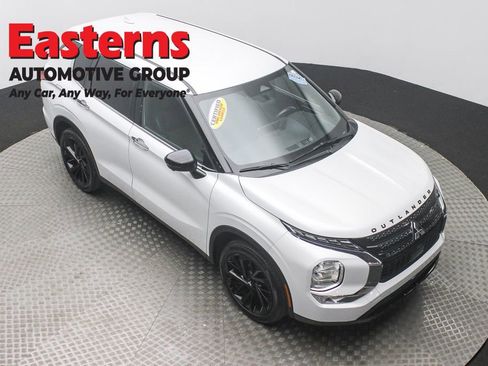 Used 2023 Mitsubishi Outlander SE image 3