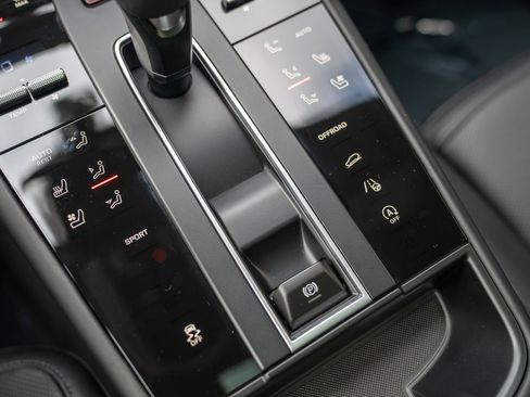 Certified 2026 Porsche Macan AWD/4WD image 18