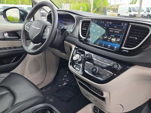 Certified 2024 Chrysler Pacifica Touring-L FWD image 9