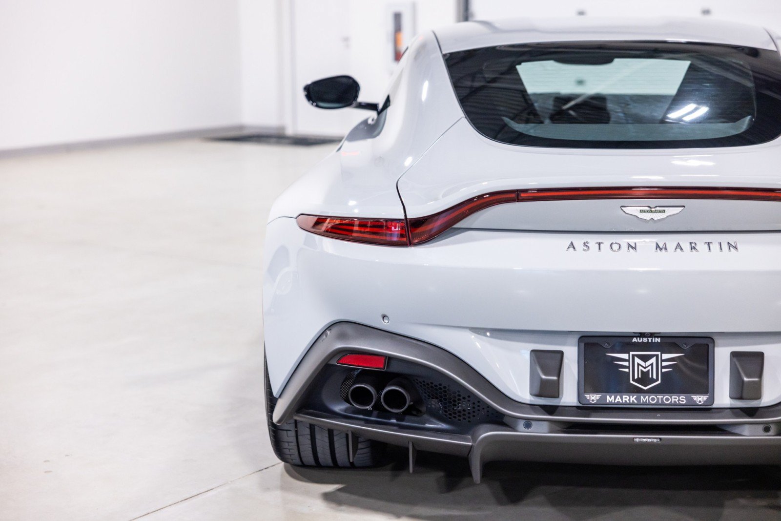 Used 2023 Aston Martin V8 Vantage Coupe RWD image 14