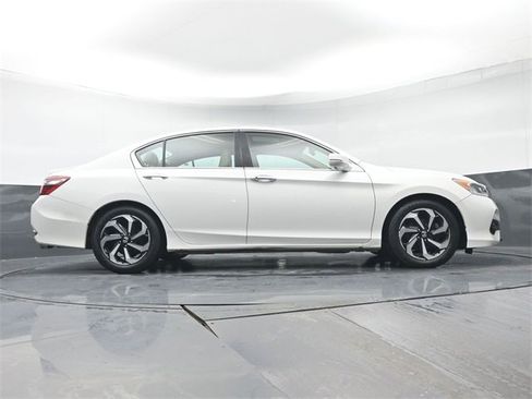Used 2017 Honda Accord EX image 34