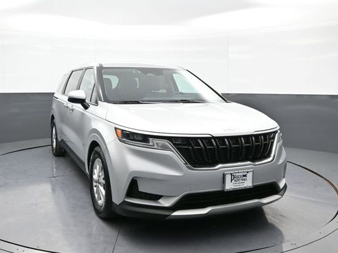 Certified 2023 Kia Carnival LX image 3