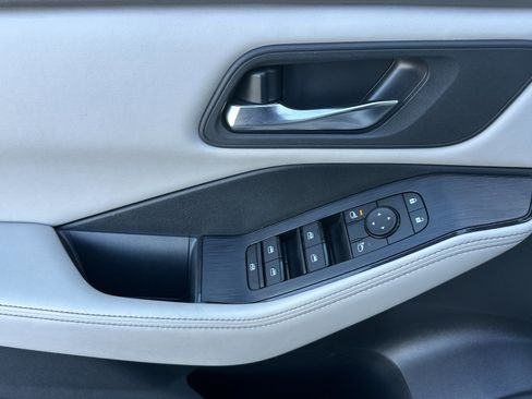 Used 2024 Nissan Rogue SV image 11