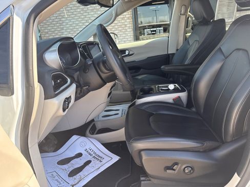 Used 2023 Chrysler Pacifica Touring-L image 3