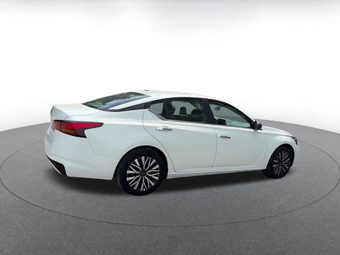 Used 2025 Nissan Altima 2.5 SV FWD image 15