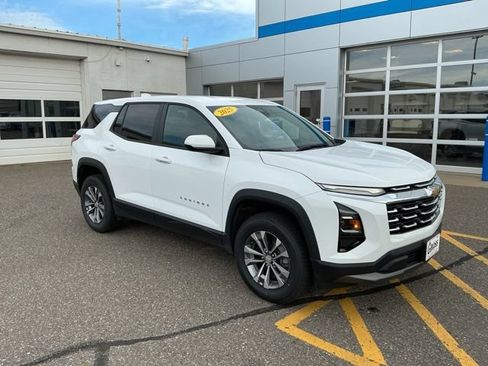 Used 2025 Chevrolet Equinox LT FWD image 2