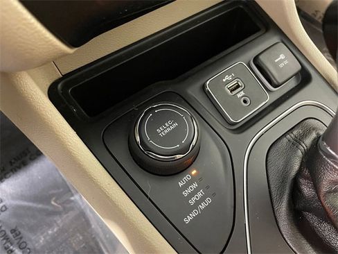 Used 2021 Jeep Cherokee Latitude image 9