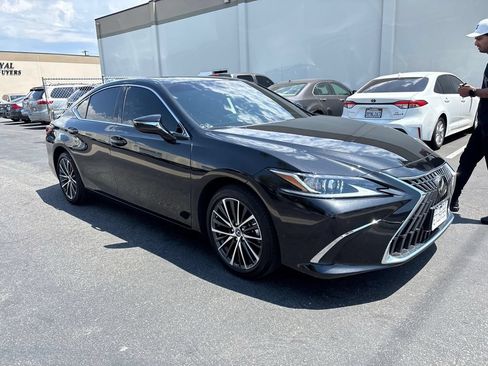 Used 2025 Lexus ES 300h w/ Premium Package FWD image 3