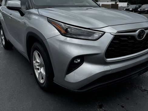 Used 2021 Toyota Highlander LE FWD image 9