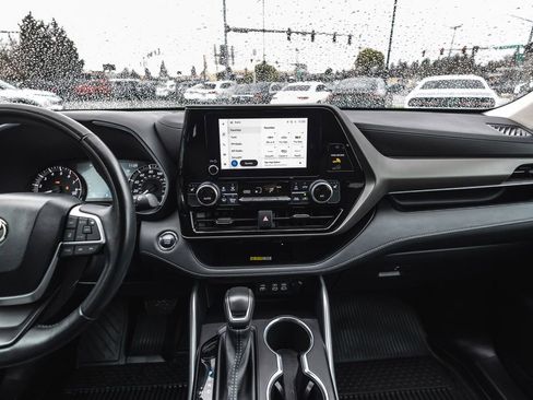 Used 2023 Toyota Highlander XLE image 29