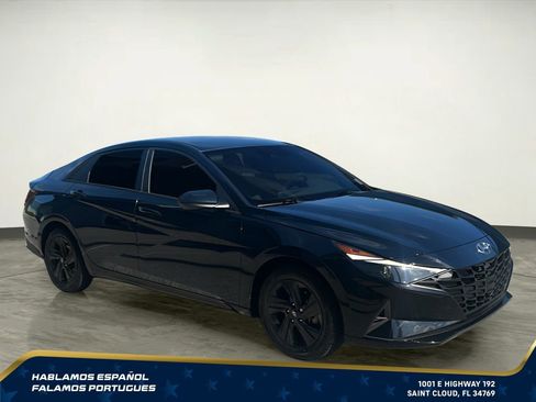 Used 2023 Hyundai Elantra SEL w/ Preferred Accessory Package FWD image 8
