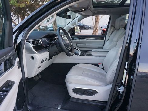 Used 2022 Jeep Wagoneer Series III w/ Premium Group I AWD/4WD image 2