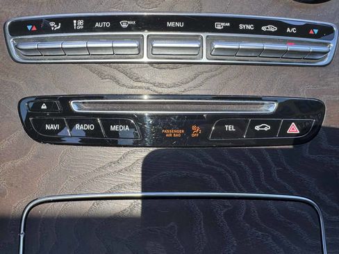 Used 2019 Mercedes-Benz GLC 300 4MATIC w/ AMG Line image 18