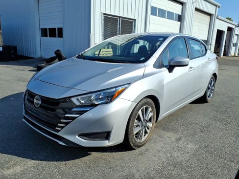 Used 2025 Nissan Versa SV FWD image 3