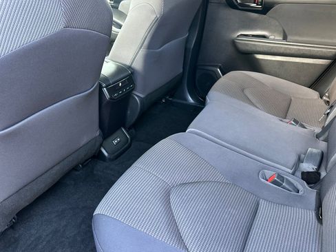 Used 2023 Toyota Highlander LE AWD/4WD image 12