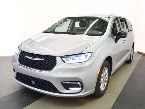 Used 2024 Chrysler Pacifica Touring-L FWD image 4