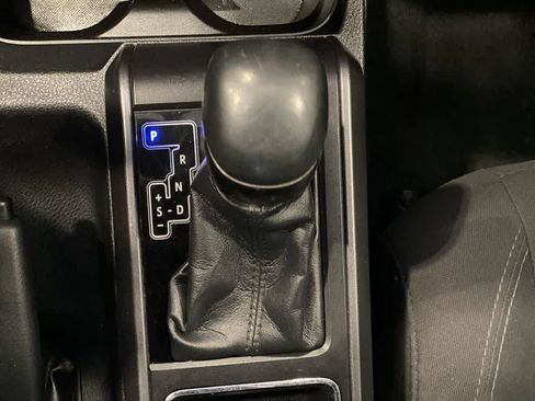 Used 2017 Toyota Tacoma TRD Sport AWD/4WD image 23