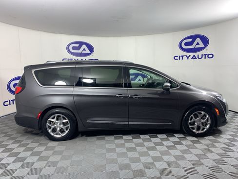 Used 2019 Chrysler Pacifica Limited FWD image 2