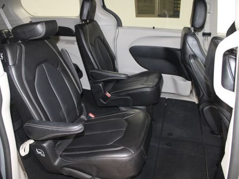 Used 2024 Chrysler Pacifica Touring-L FWD image 29