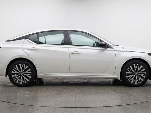 Used 2025 Nissan Altima 2.5 SV image 11