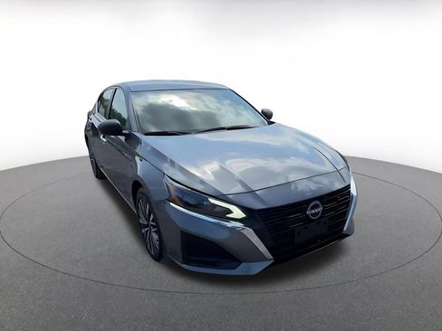 Used 2025 Nissan Altima 2.5 SV FWD image 3