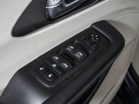 Used 2023 Chrysler Pacifica Touring-L FWD image 34