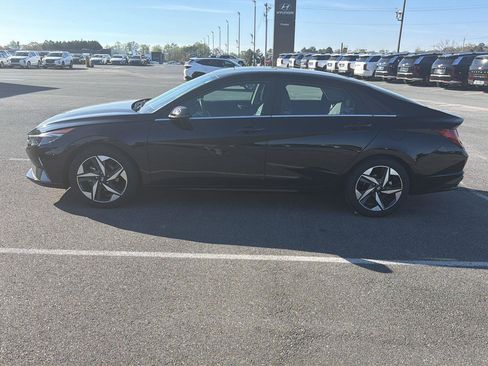 Used 2023 Hyundai Elantra Limited image 2