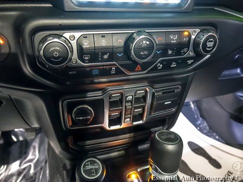 Used 2022 Jeep Wrangler Unlimited Sahara w/ Cold Weather Group AWD/4WD image 21