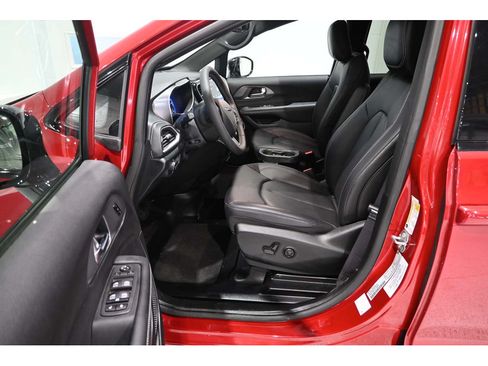 Used 2025 Chrysler Pacifica Select w/ Fav Edition Package FWD image 13