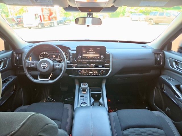 Used 2023 Nissan Pathfinder SV AWD/4WD image 15
