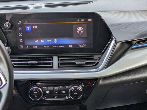 Used 2025 Chevrolet Trax LT w/ LT Convenience Package image 18