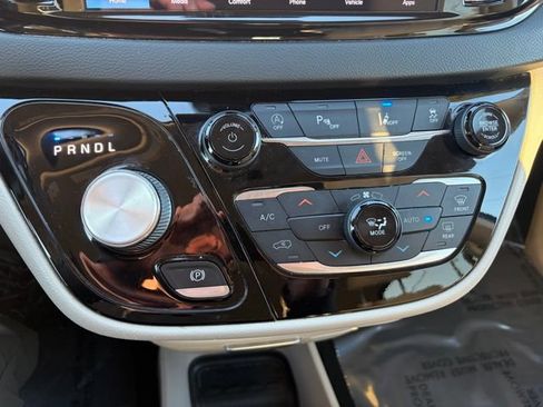 Used 2021 Chrysler Pacifica Touring-L FWD image 19