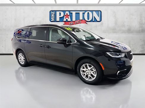 Used 2023 Chrysler Pacifica Touring-L image 1