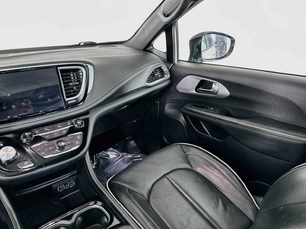 Certified 2025 Chrysler Pacifica Limited FWD image 34