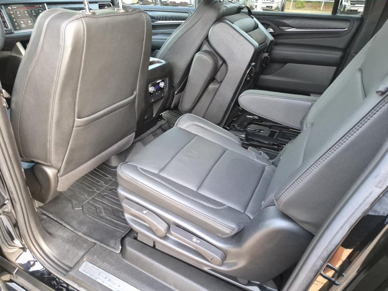 Certified 2022 GMC Yukon XL Denali w/ Denali Premium Package AWD/4WD image 14