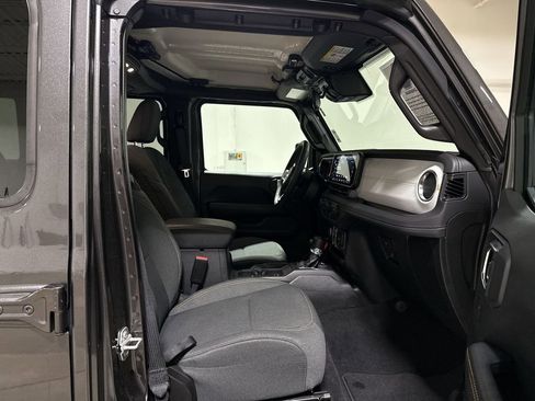 Used 2025 Jeep Wrangler Unlimited Sahara AWD/4WD image 21