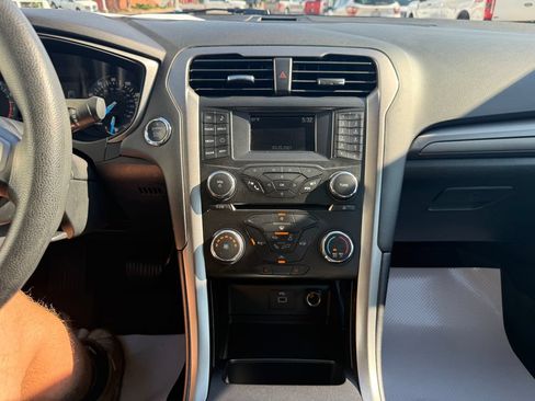 Used 2018 Ford Fusion SE FWD image 25