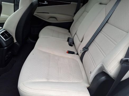 Used 2017 Kia Sorento LX image 16