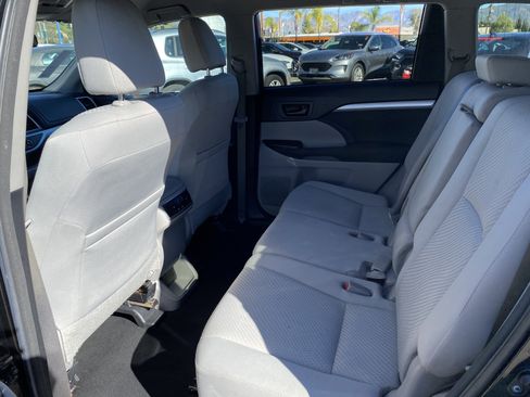 Used 2018 Toyota Highlander LE w/ Carpet Mat Package (TMS) image 15