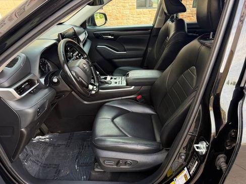 Used 2021 Toyota Highlander XLE AWD/4WD image 5