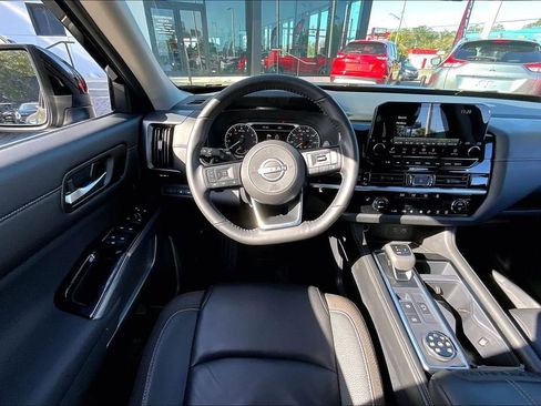 Used 2025 Nissan Pathfinder SL image 8