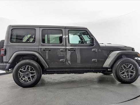 Used 2025 Jeep Wrangler Unlimited Sahara AWD/4WD image 9