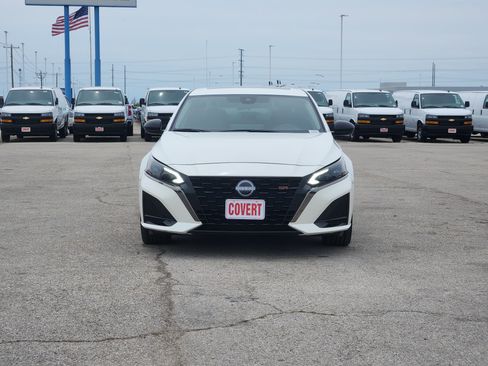 Used 2024 Nissan Altima 2.5 SR FWD image 2