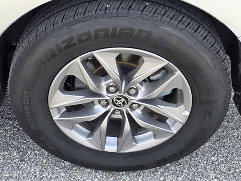 Used 2023 Toyota Sienna LE AWD/4WD image 34