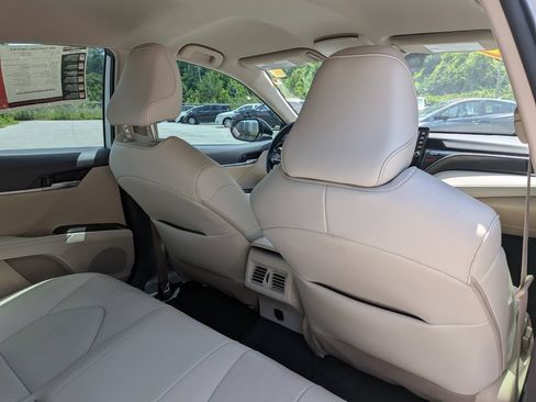 Used 2022 Toyota Camry XLE FWD image 25