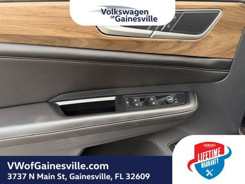 Used 2025 Volkswagen Atlas SE image 17
