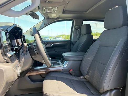 Used 2025 Chevrolet Silverado 1500 LT Trail Boss w/ Convenience Package II AWD/4WD image 17