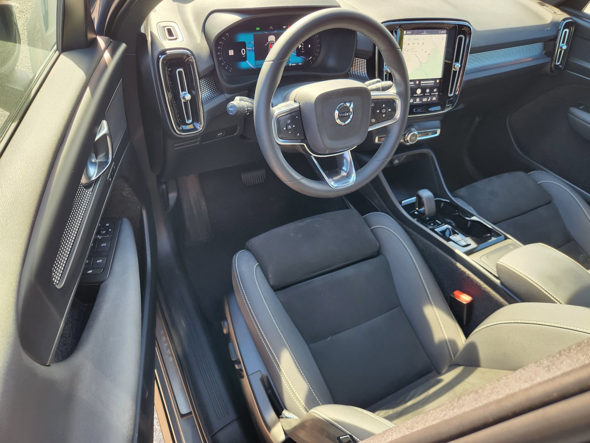 Used 2023 Volvo XC40 B5 Plus w/ Climate Package AWD/4WD image 17